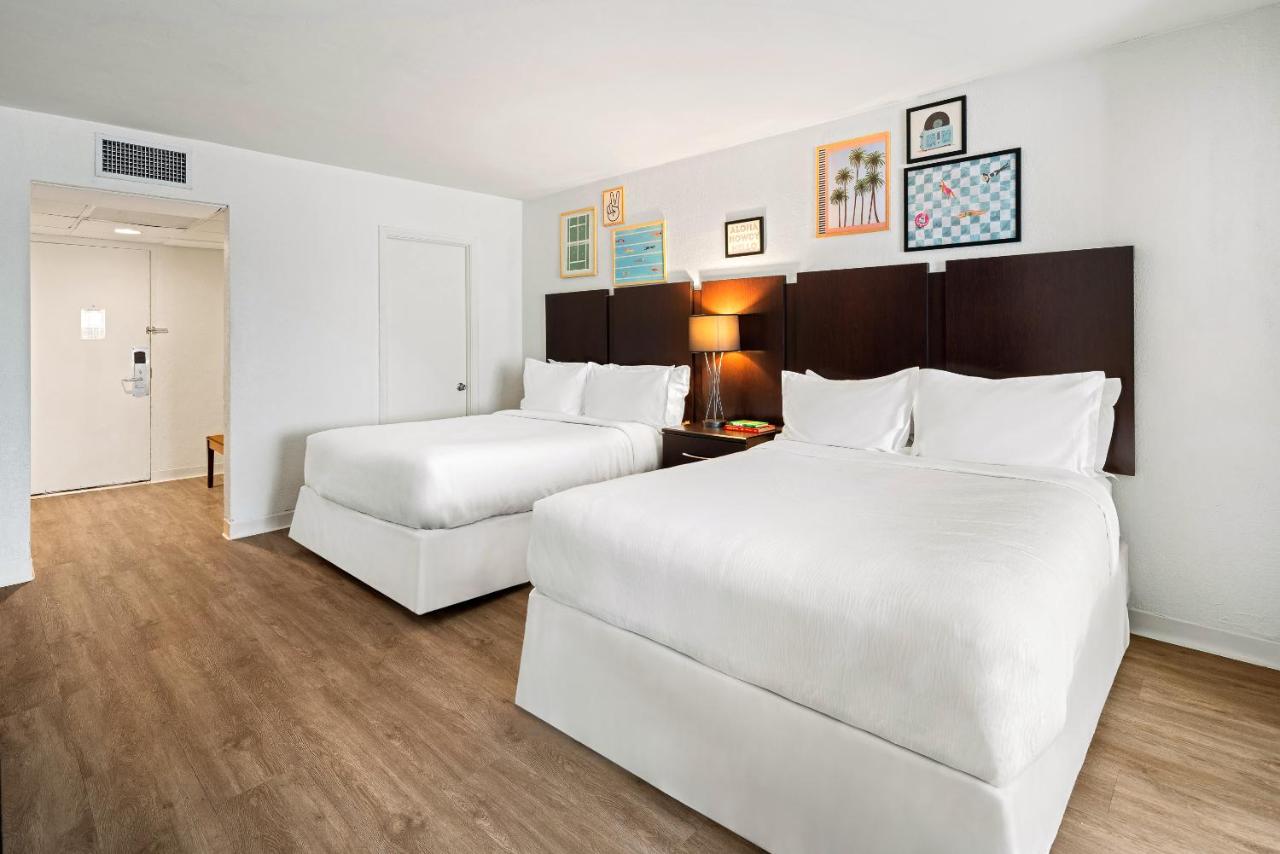 Studio with Queen Bed and Sofa Bed - Non-Smoking at Palm Tree Club Miami Hotel