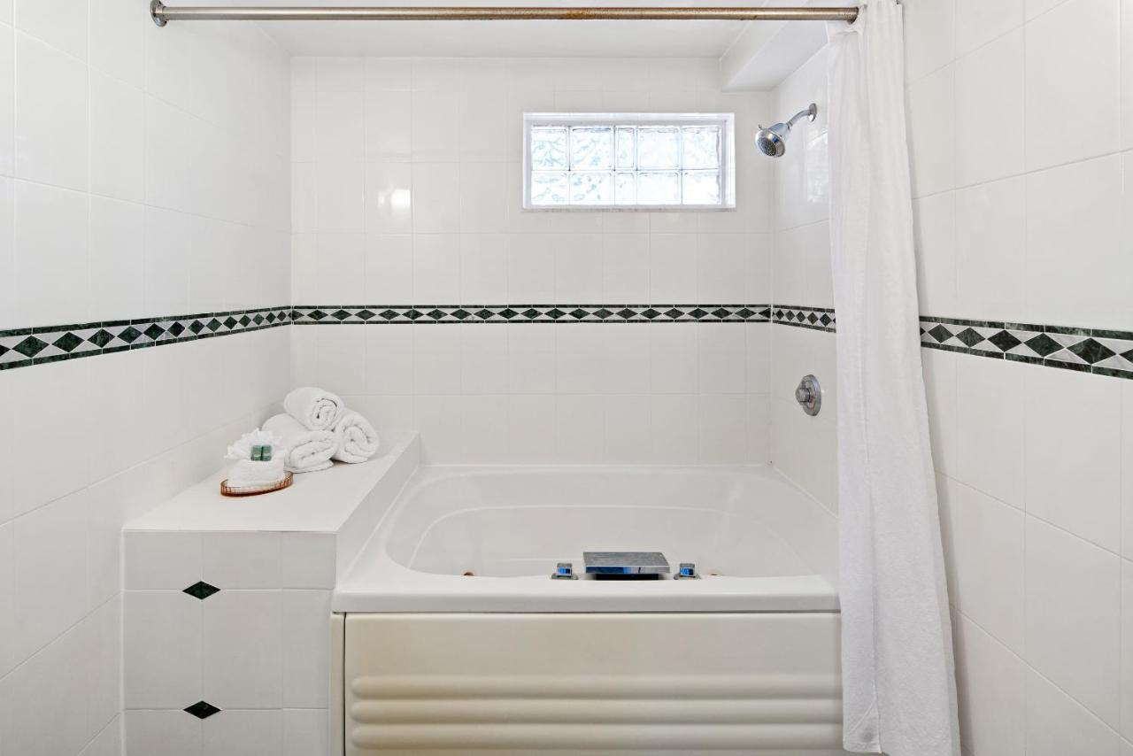 Suite with Queen Bed and Jacuzzi - Non-Smoking at Palm Tree Club Miami Hotel