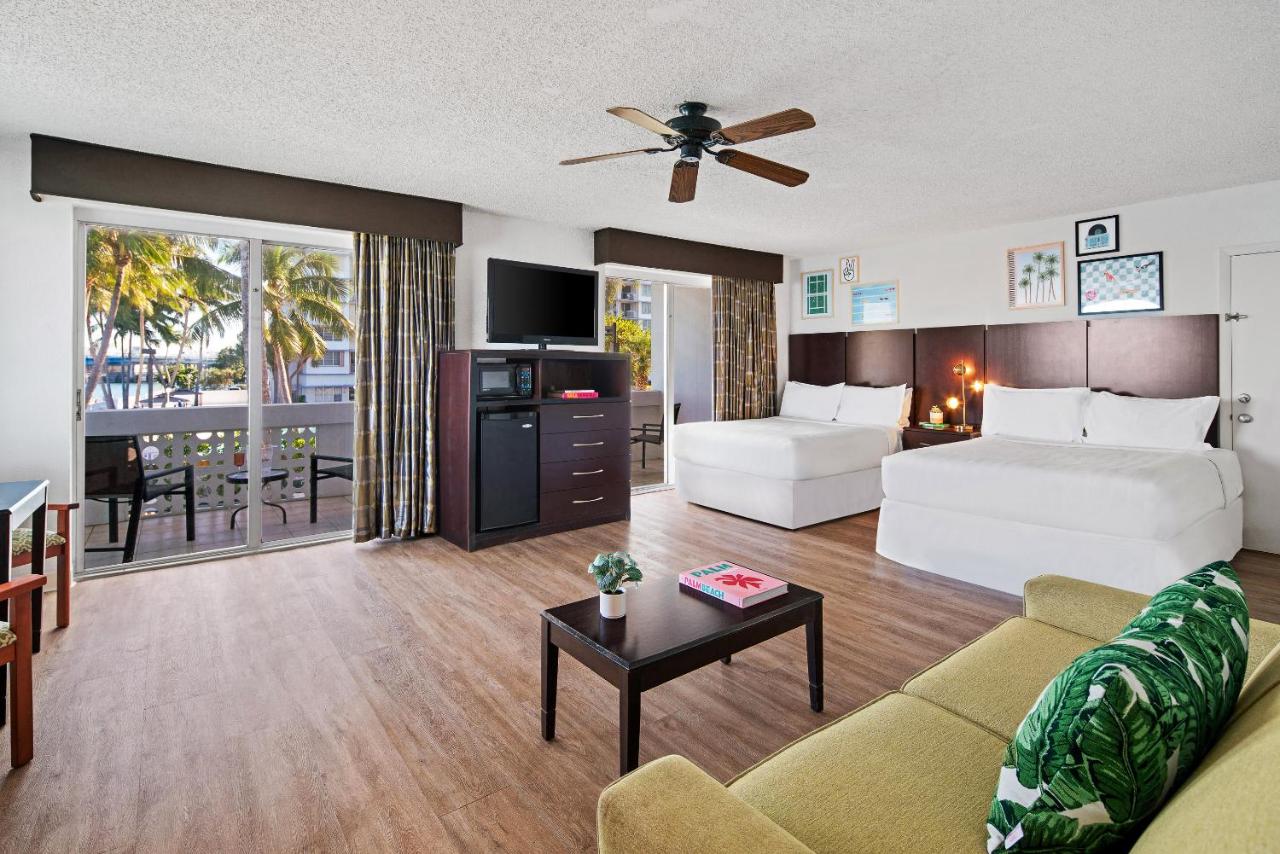 Suite with Queen Bed and Jacuzzi - Non-Smoking at Palm Tree Club Miami Hotel