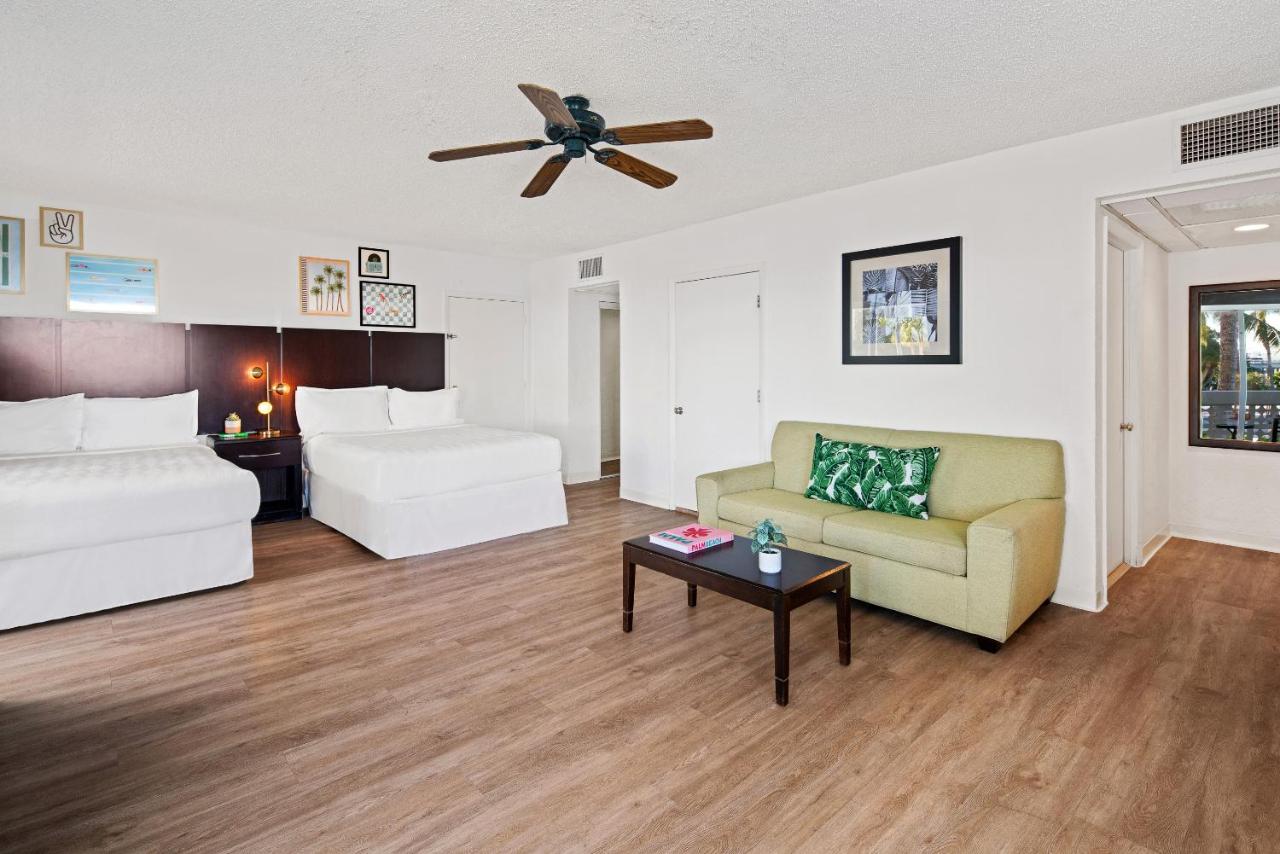 Suite with Queen Bed and Jacuzzi - Non-Smoking at Palm Tree Club Miami Hotel