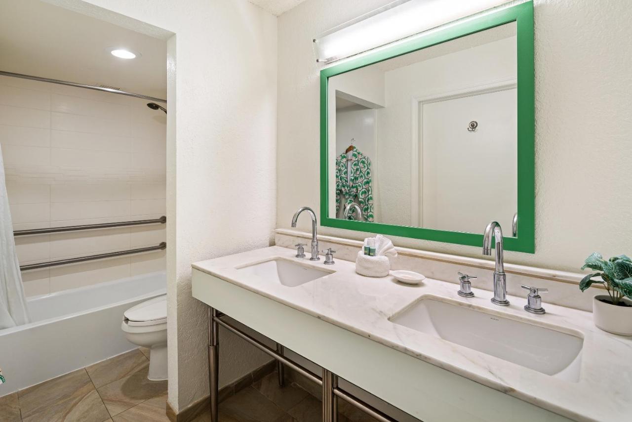 King Room with King Bed and Bath Tub - Disability Access/Non-Smoking at Palm Tree Club Miami Hotel