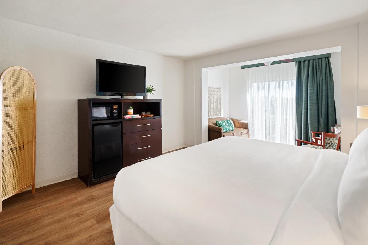 King Room with King Bed and Roll In Shower - Disability Access/Non-Smoking at Palm Tree Club Miami Hotel