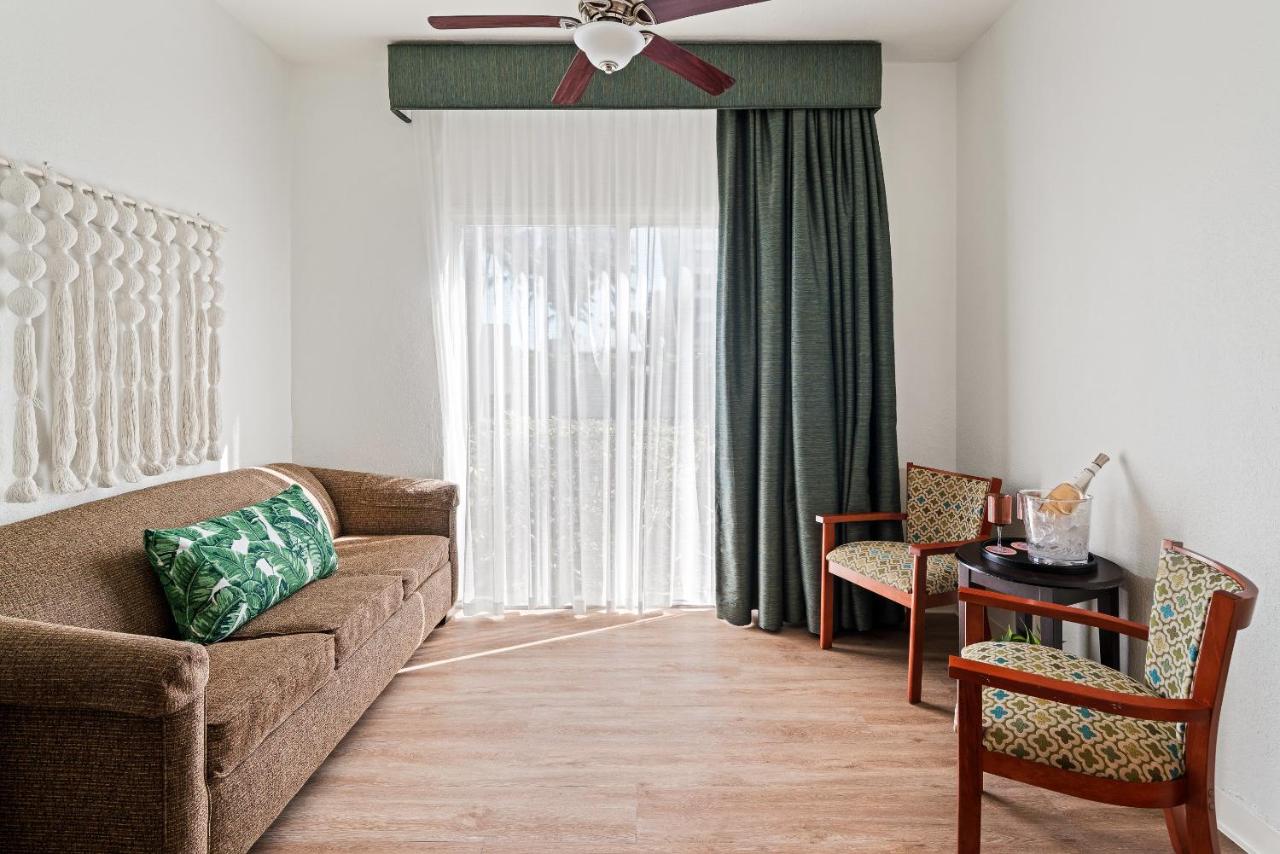 King Room with King Bed and Roll In Shower - Disability Access/Non-Smoking at Palm Tree Club Miami Hotel