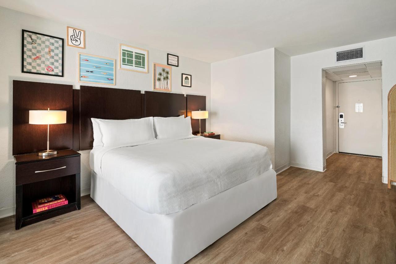 King Room with King Bed and Roll In Shower - Disability Access/Non-Smoking at Palm Tree Club Miami Hotel