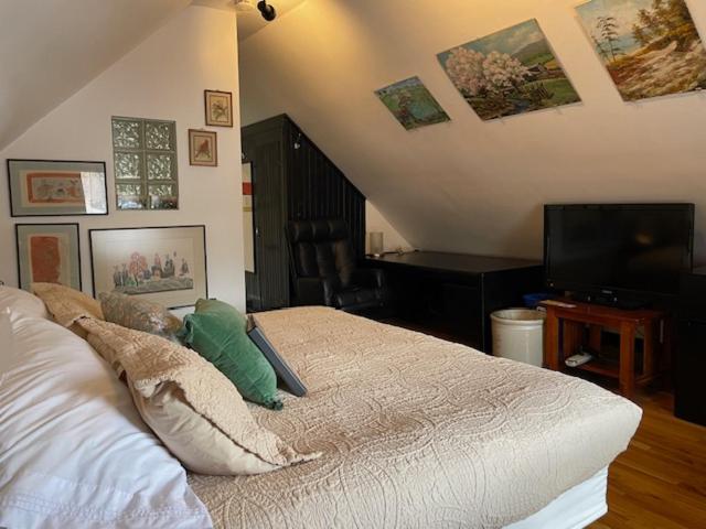 | Ray's Bucktown Bed and Breakfast