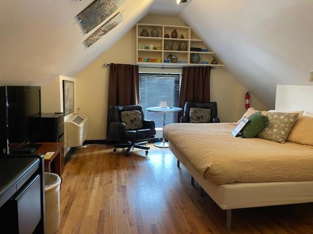 | Ray's Bucktown Bed and Breakfast