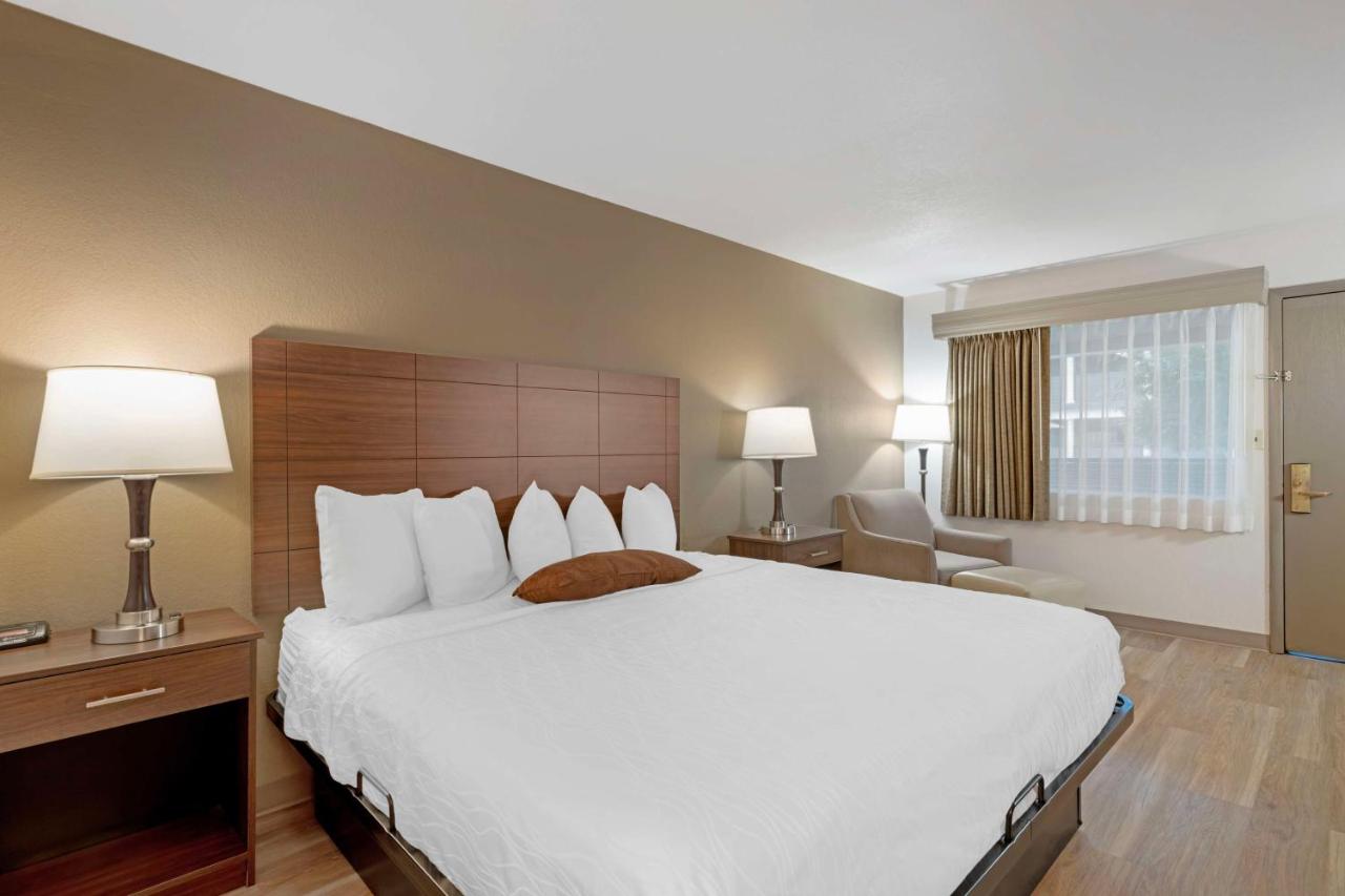 | Best Western Green Bay Inn and Conference Center