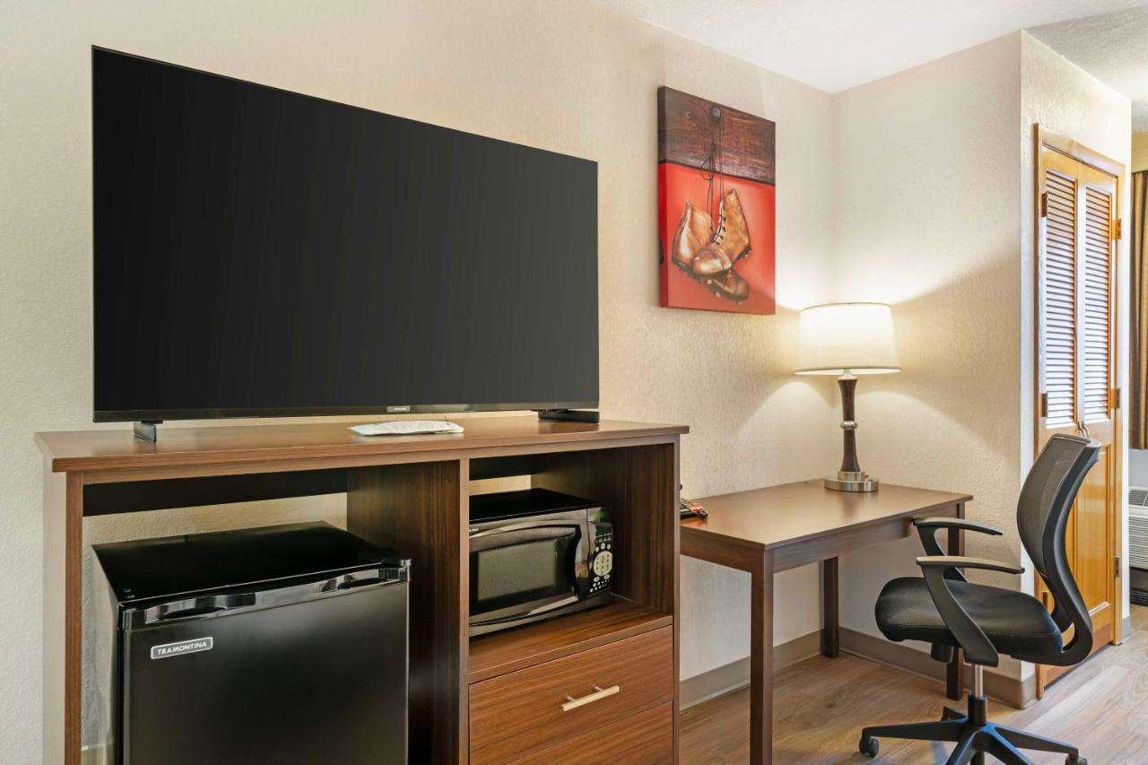 | Best Western Green Bay Inn and Conference Center