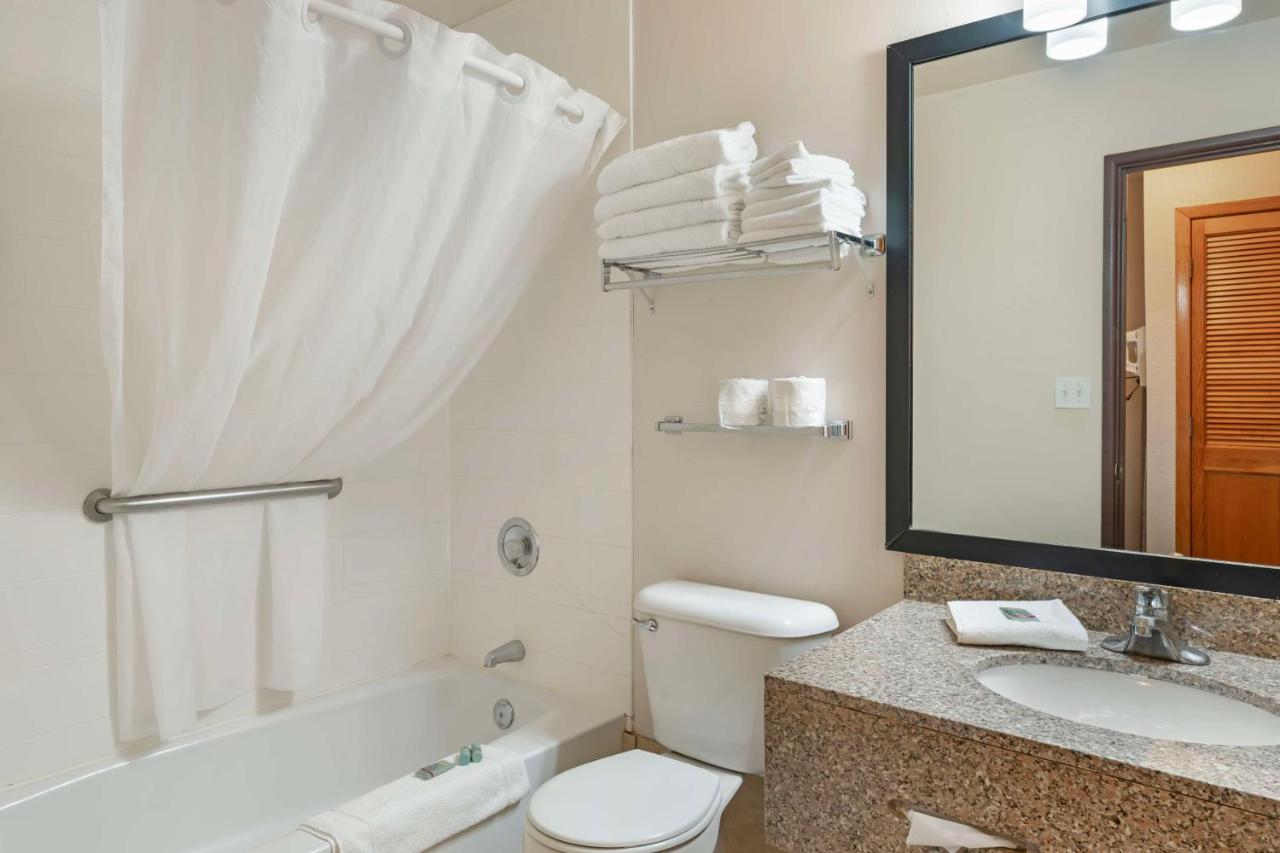 | Best Western Green Bay Inn and Conference Center