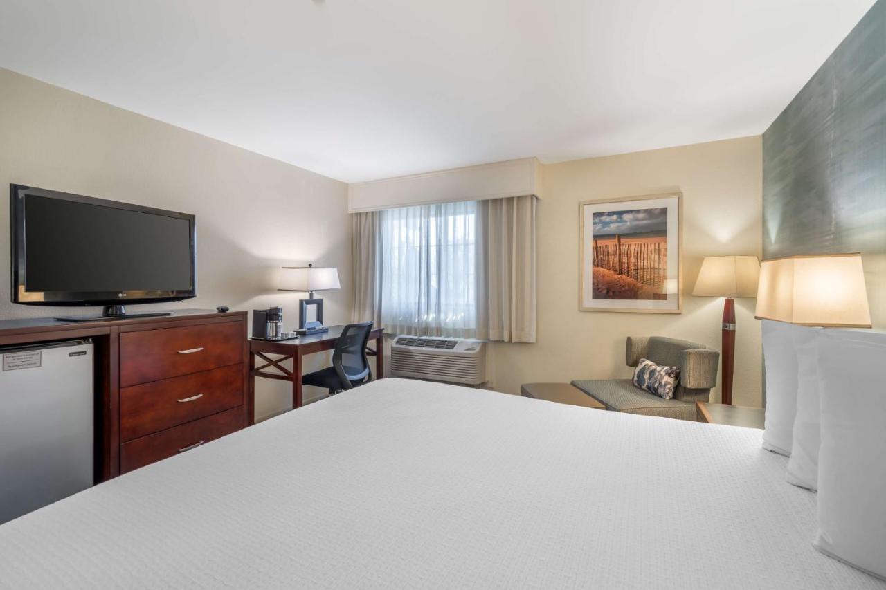 King Room with Roll In Shower-Disabilty Access at Best Western Plus Carpinteria Inn