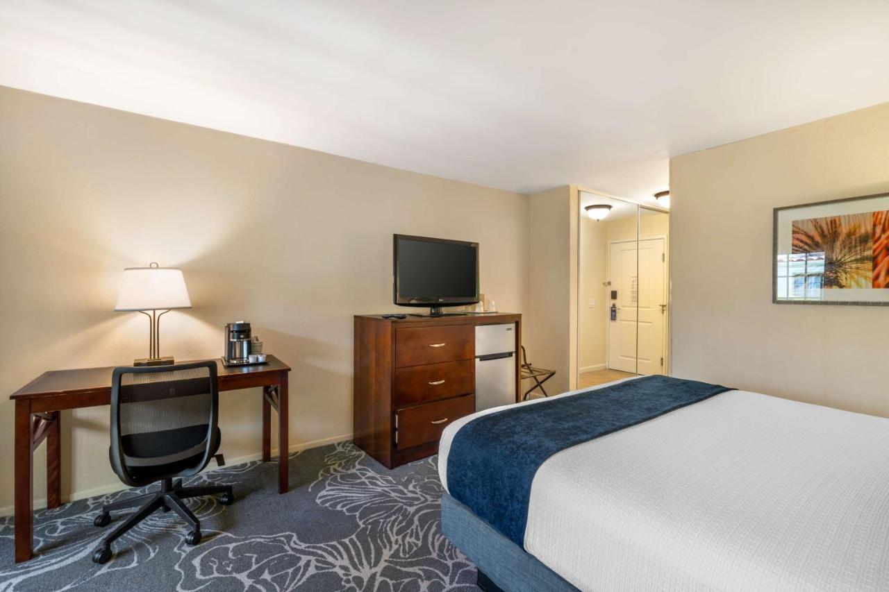 King Room with Courtyard View at Best Western Plus Carpinteria Inn