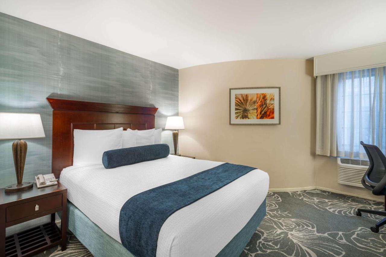 Queen Room with Courtyard View at Best Western Plus Carpinteria Inn