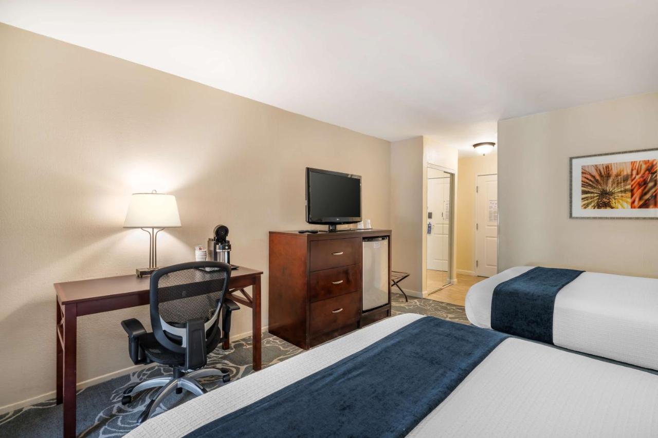 Queen Room with Two Queen Beds - Disability Access at Best Western Plus Carpinteria Inn