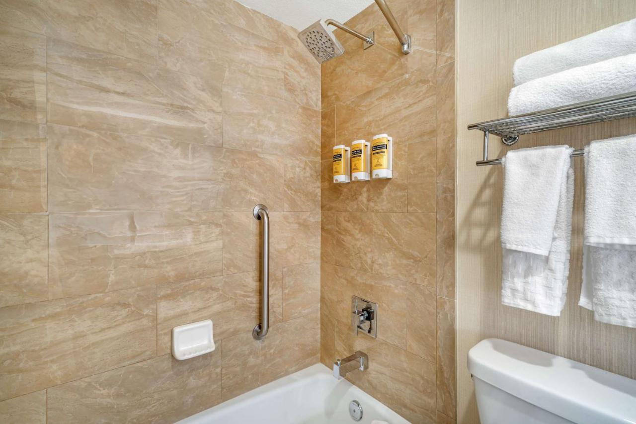 Queen Room with Two Queen Beds with Courtyard View at Best Western Plus Carpinteria Inn