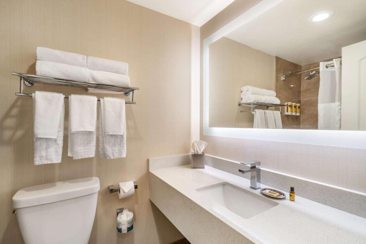 Queen Room with Two Queen Beds with Courtyard View at Best Western Plus Carpinteria Inn