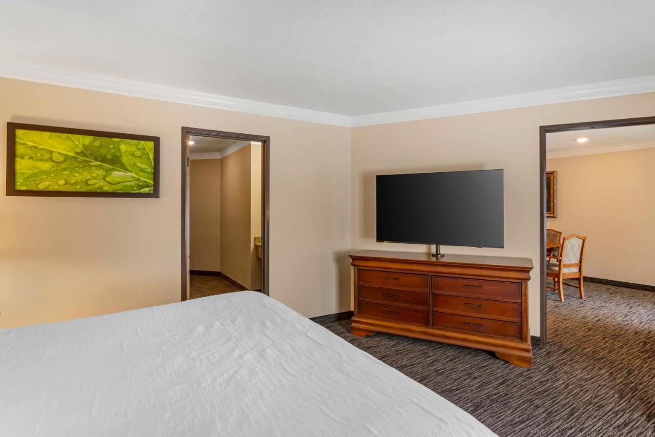 | Best Western Plus Landmark Inn