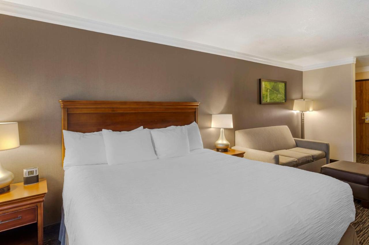 | Best Western Plus Landmark Inn