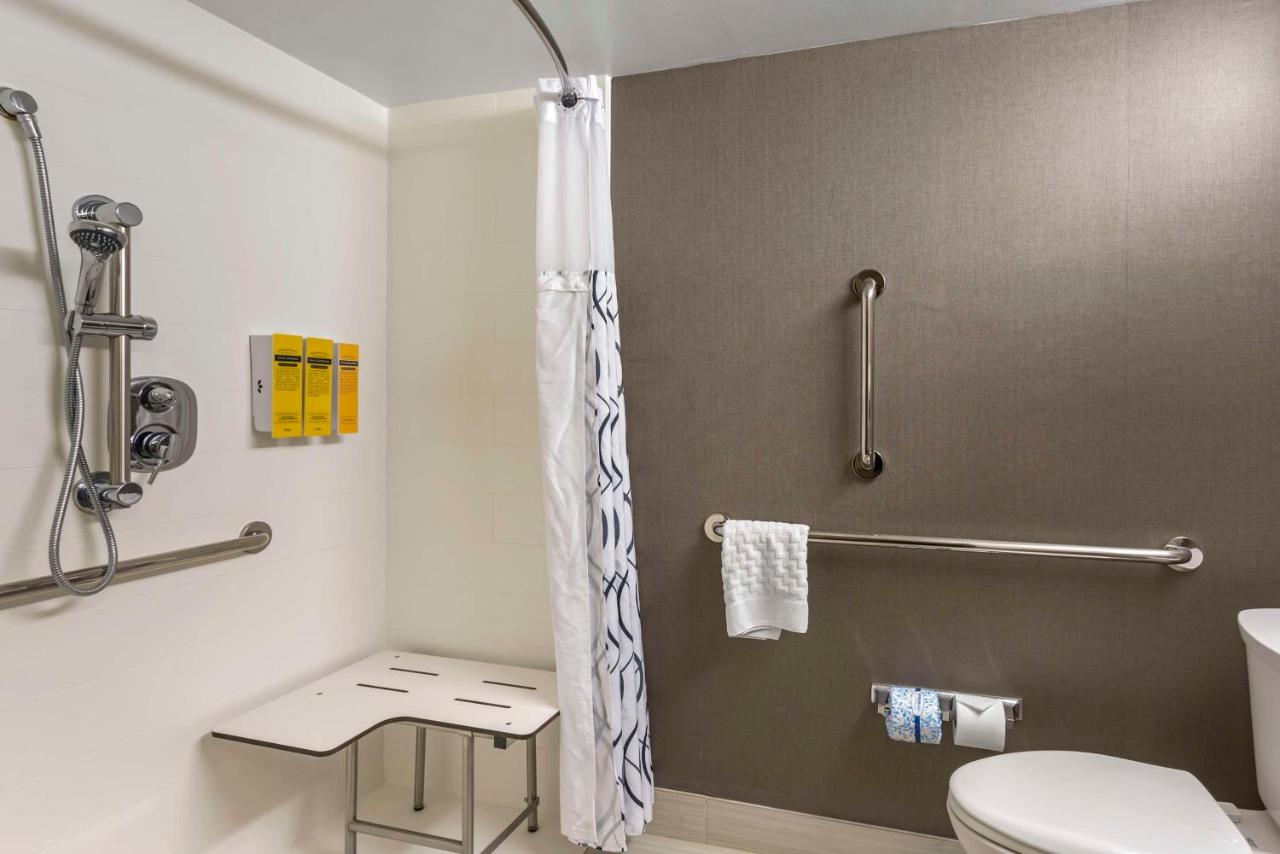 Queen Room with Two Queen Beds and Roll-In Shower - Disability Access at Best Western Plus Landmark Inn