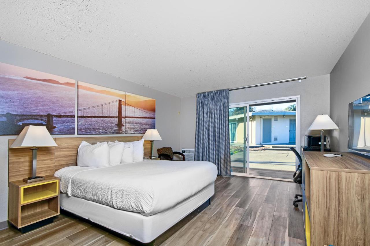 Queen Room - Non-Smoking at Days Inn by Wyndham Novato/San Francisco