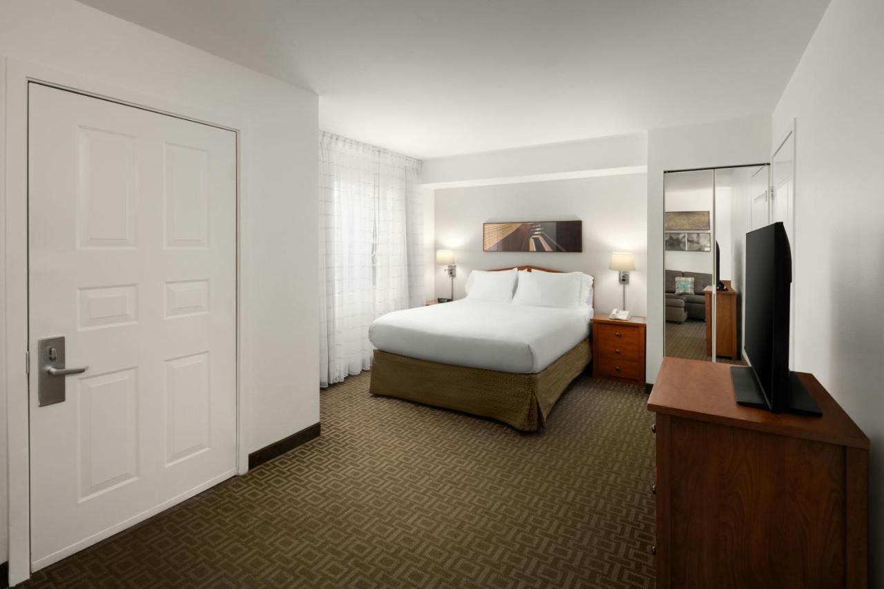 Deluxe Queen Suite with Sofa Bed at Towneplace Suites By Marriott Seattle Southcenter