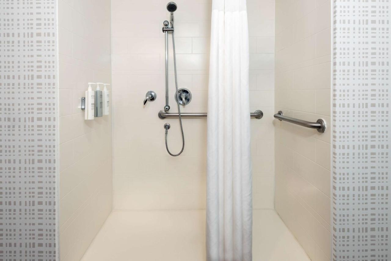| Hampton Inn and Suites Clearwater Beach