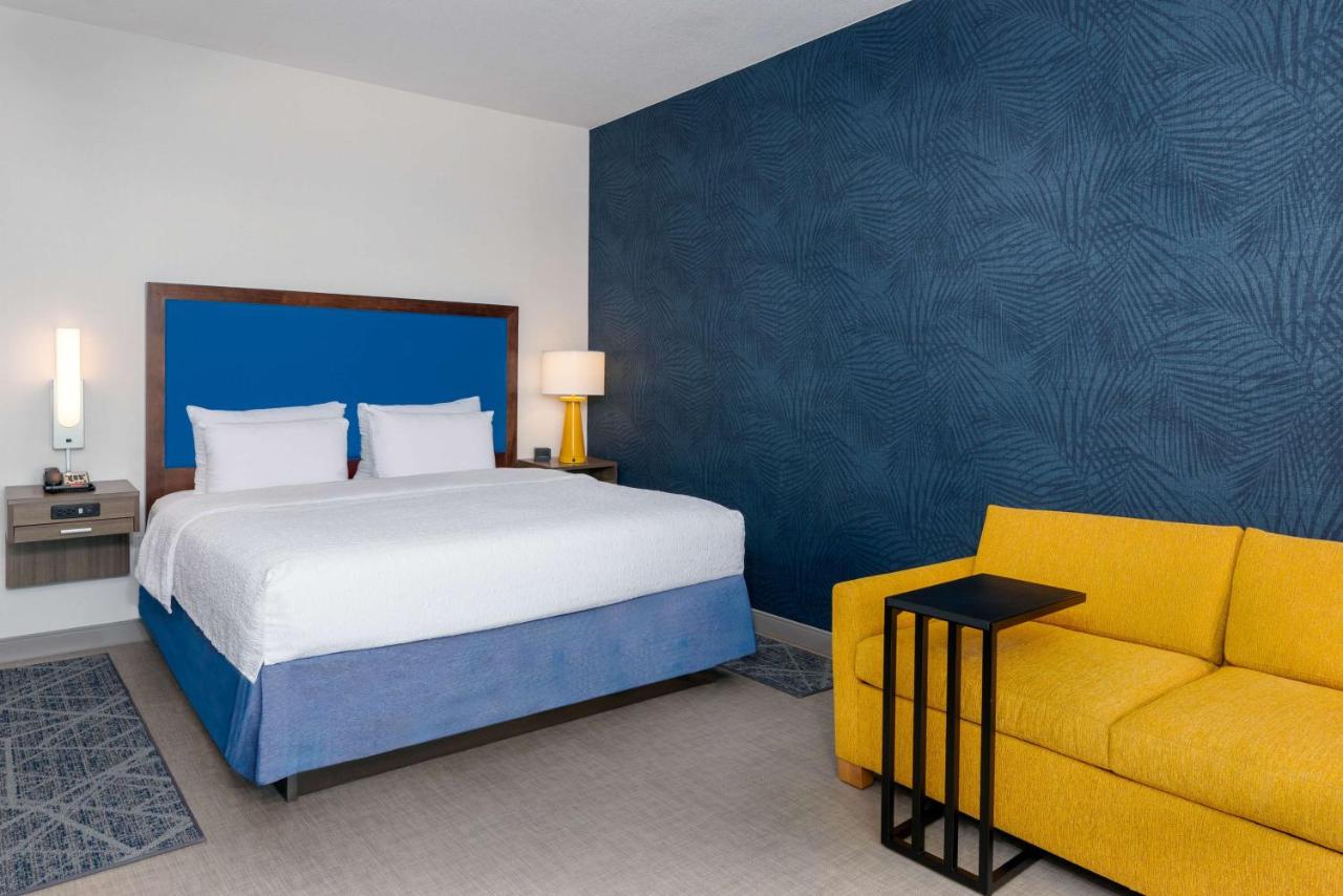 | Hampton Inn and Suites Clearwater Beach