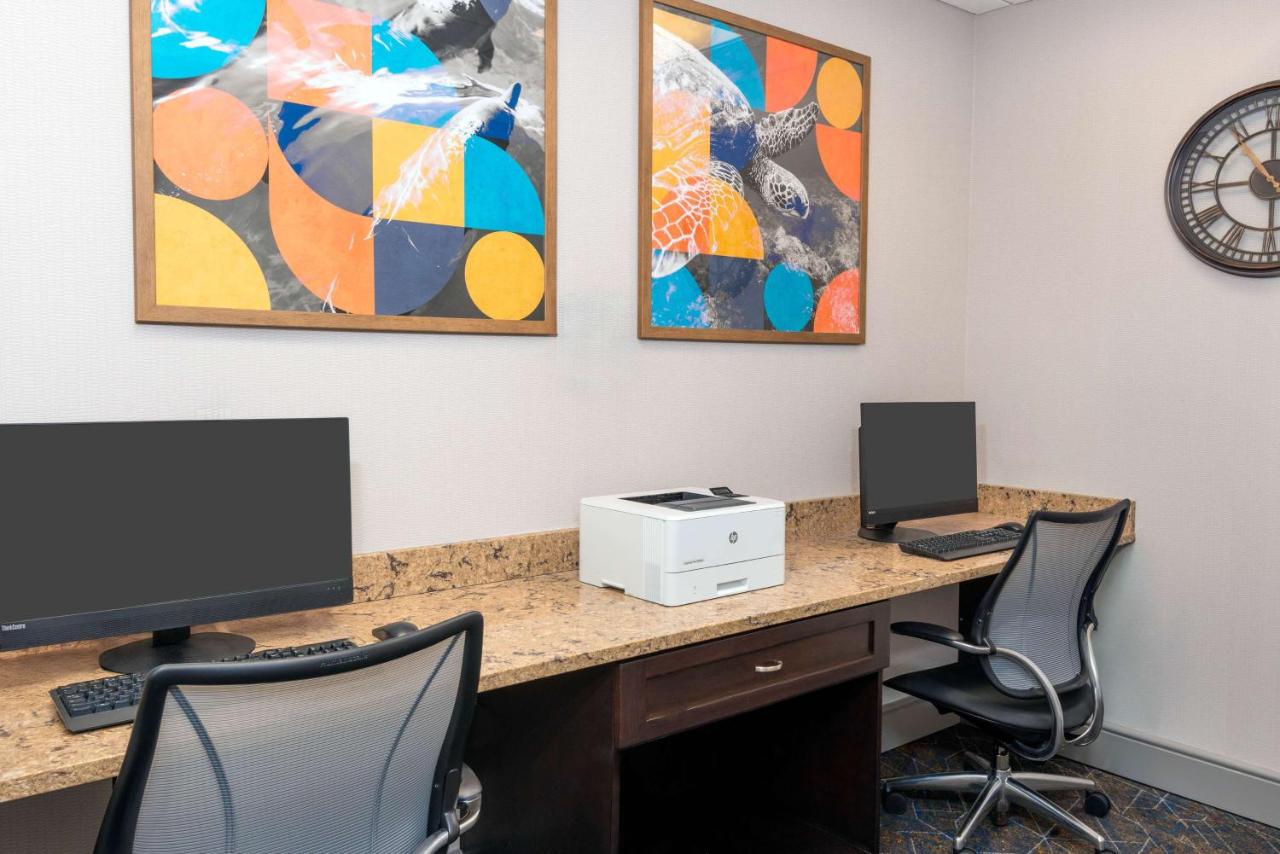 | Hampton Inn and Suites Clearwater Beach
