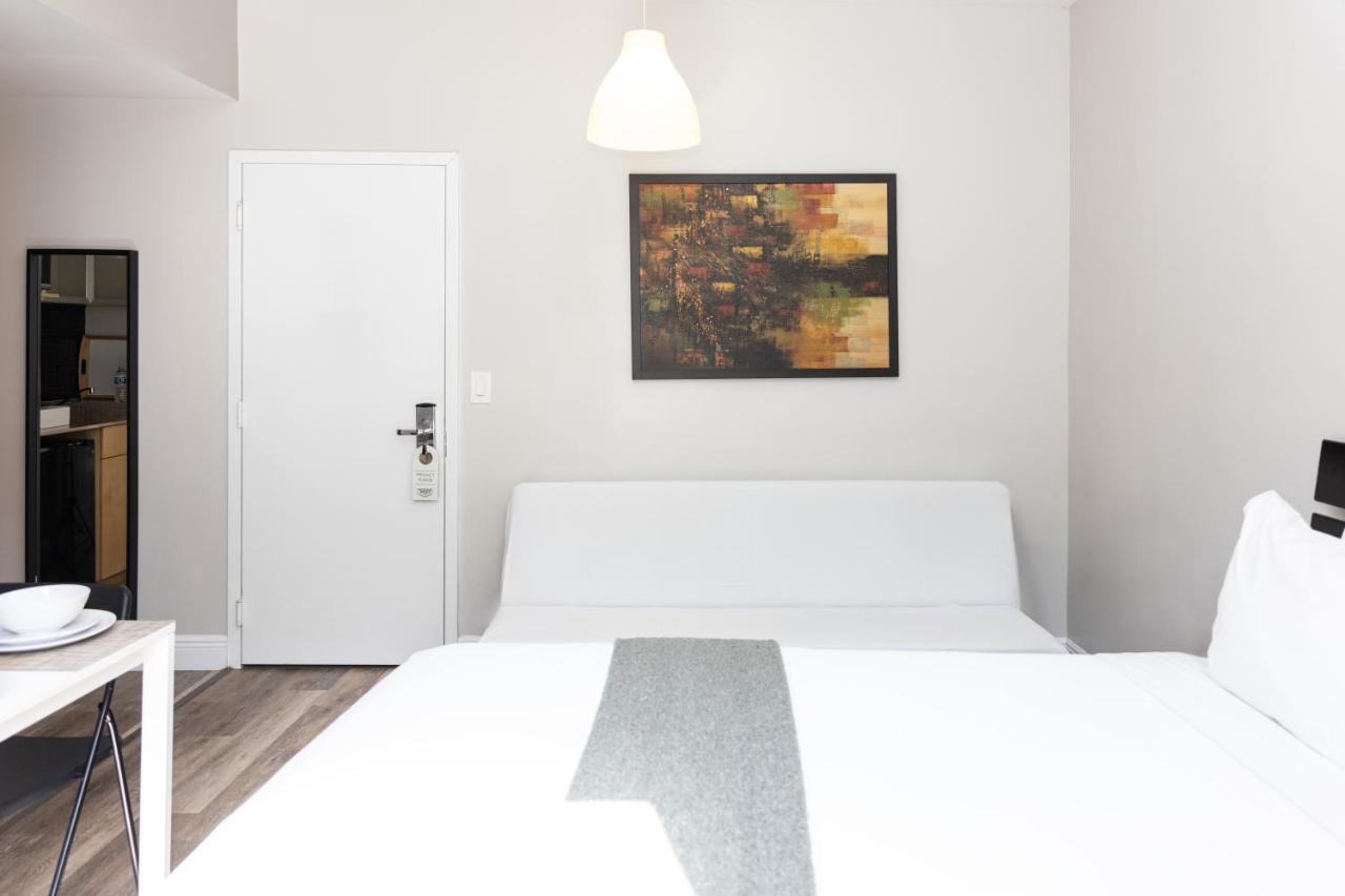 Queen Studio with Sofa Bed at Ocean Reef Suites, South Beach