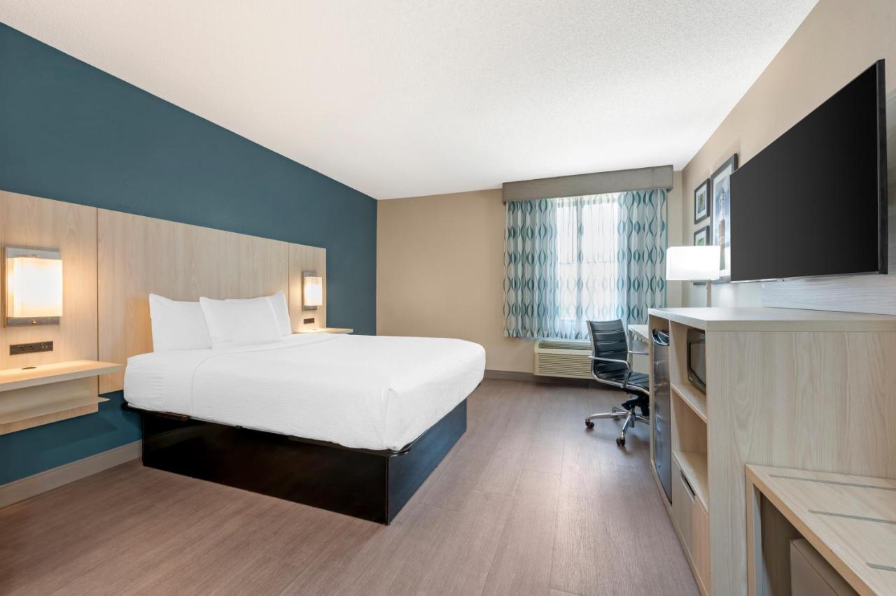 Queen Room with Mobility Accessible Roll-In Shower at Best Western Plus Lafayette Hotel University Area