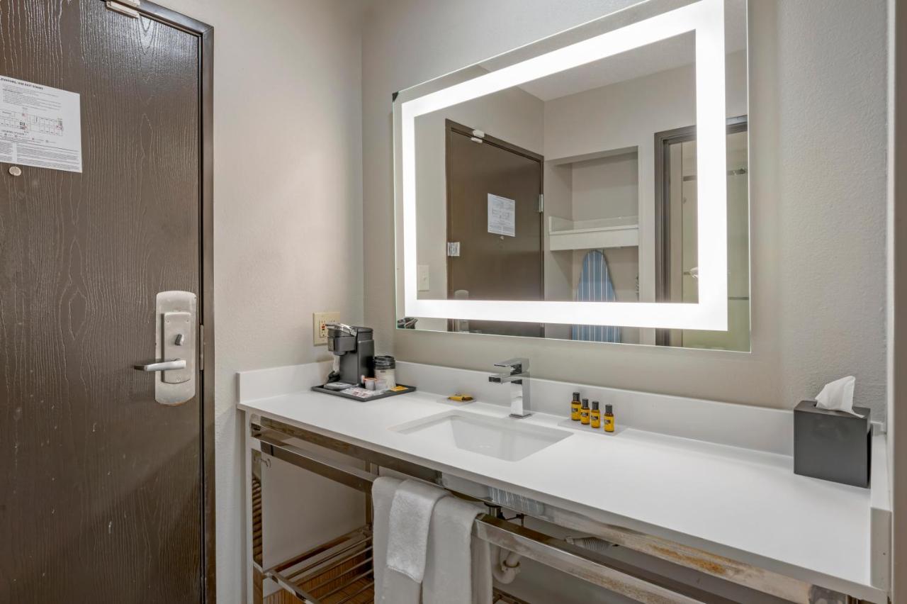 King Room at Best Western Plus Lafayette Hotel University Area