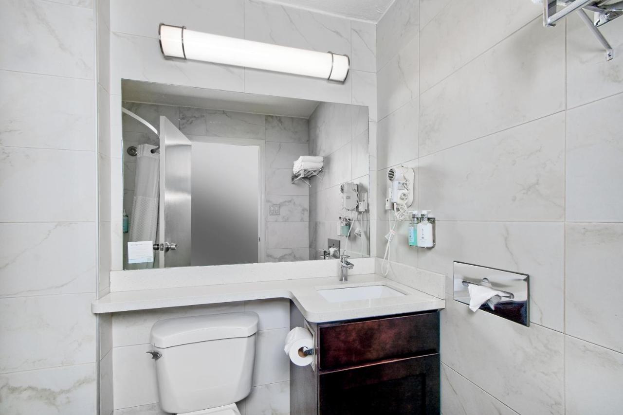 Queen Room - Non-Smoking at Days Inn by Wyndham Novato/San Francisco