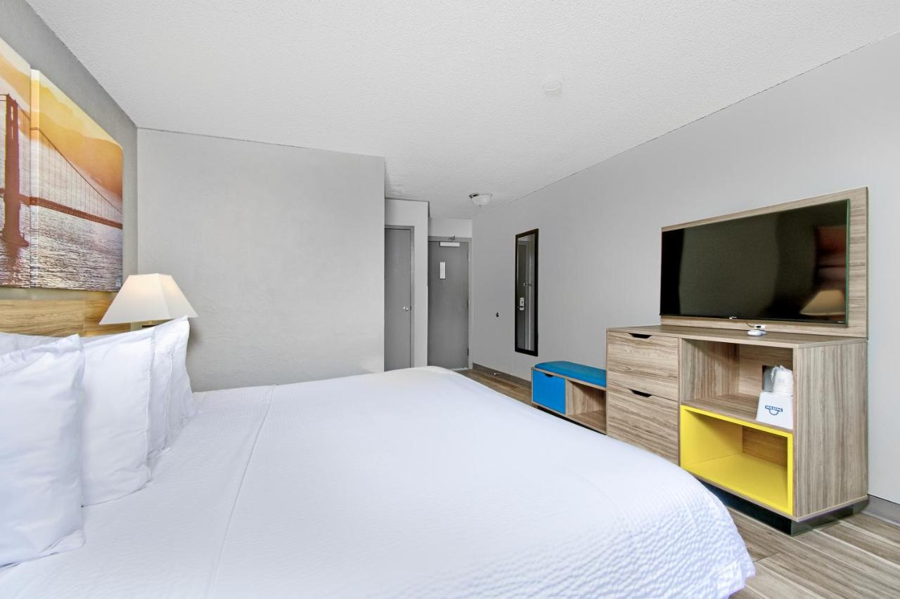 King Room - Non-Smoking at Days Inn by Wyndham Novato/San Francisco