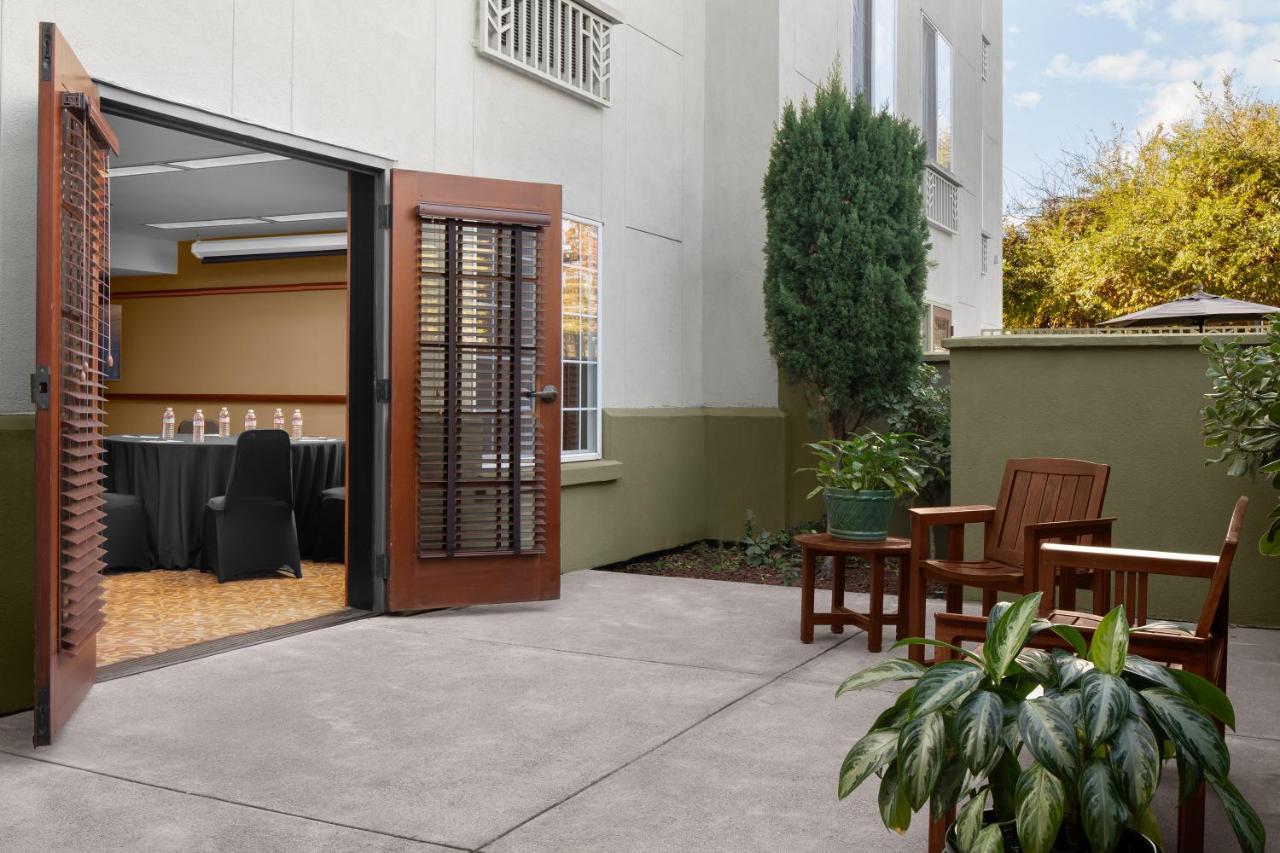  | Larkspur Landing Renton - An All-Suite Hotel