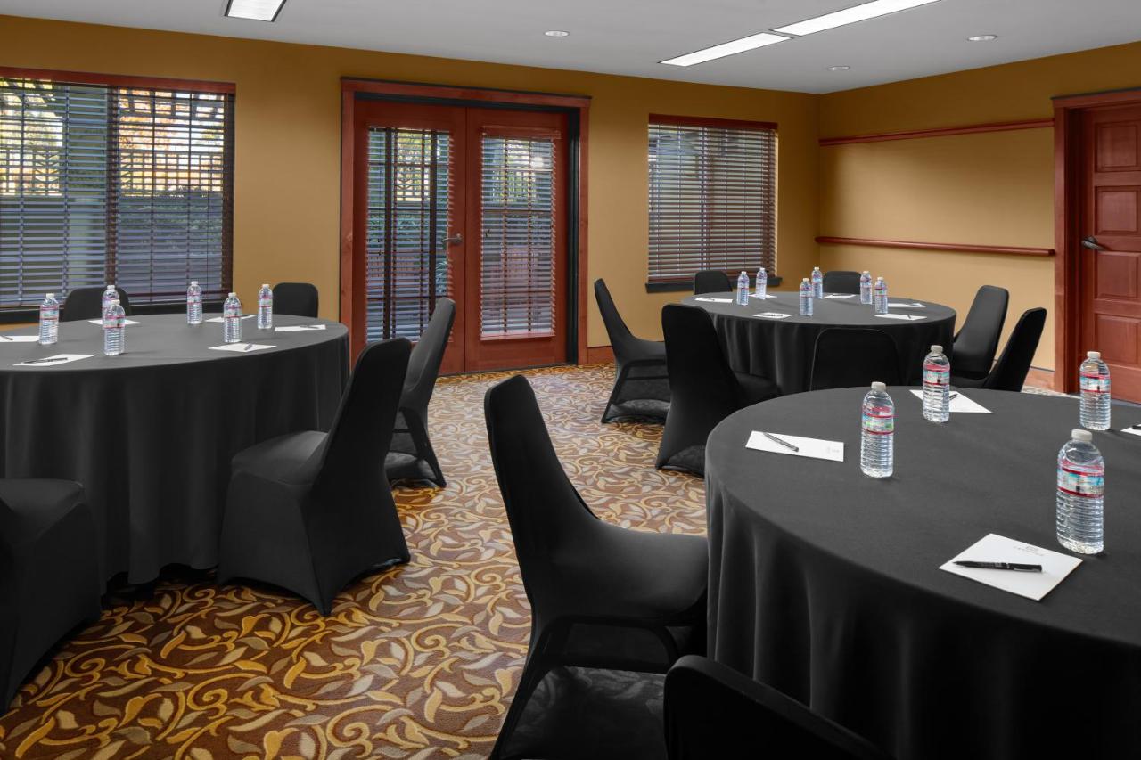| Larkspur Landing Roseville - An All-Suite Hotel