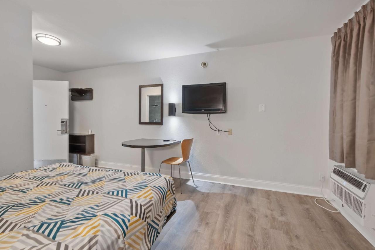 | Motel 6-Normal, IL - Bloomington Area