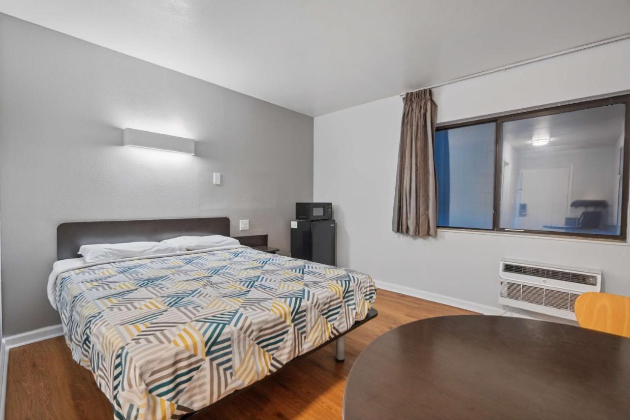 | Motel 6-Normal, IL - Bloomington Area
