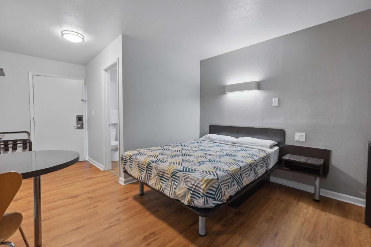 | Motel 6-Normal, IL - Bloomington Area