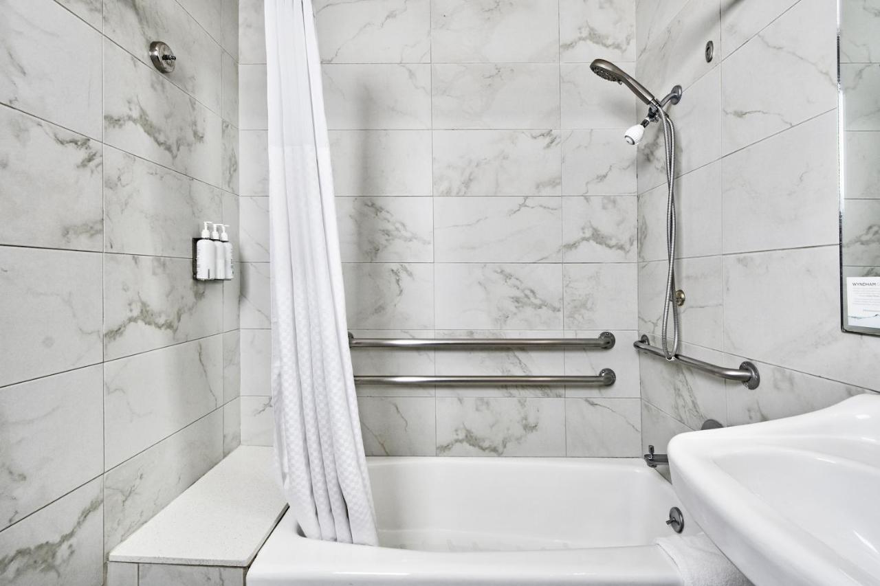 King Studio Suite with Jetted Tub - Non-Smoking at Days Inn by Wyndham Novato/San Francisco