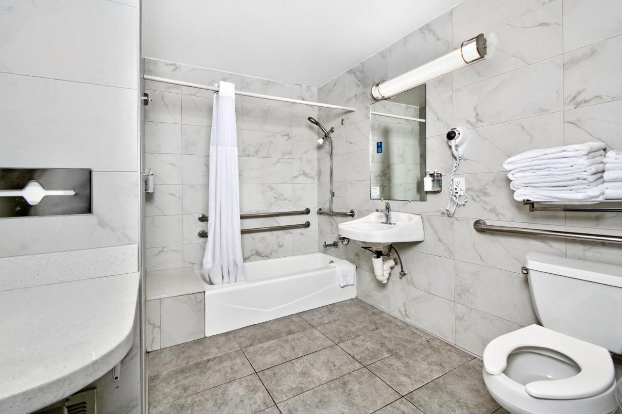 King Studio Suite with Jetted Tub - Non-Smoking at Days Inn by Wyndham Novato/San Francisco