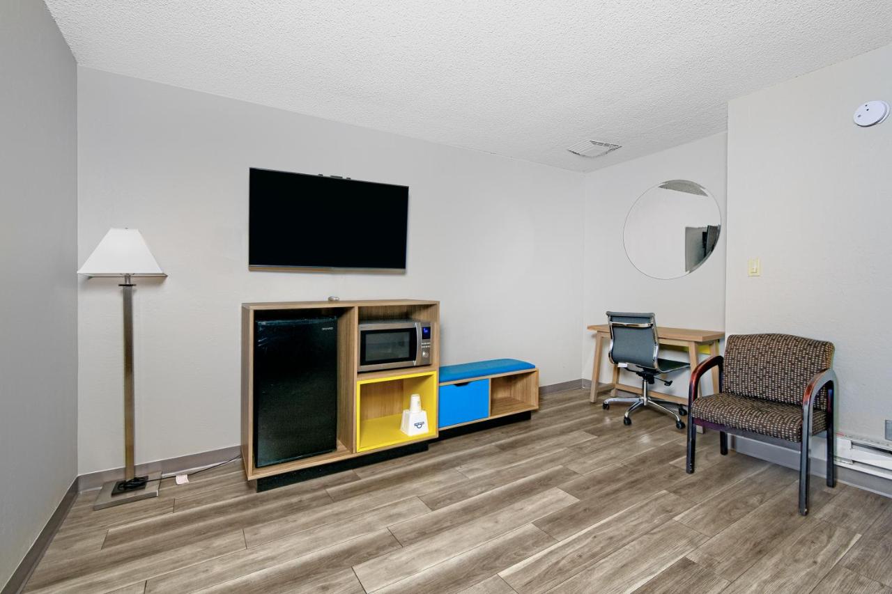 King Studio Suite with Jetted Tub - Non-Smoking at Days Inn by Wyndham Novato/San Francisco