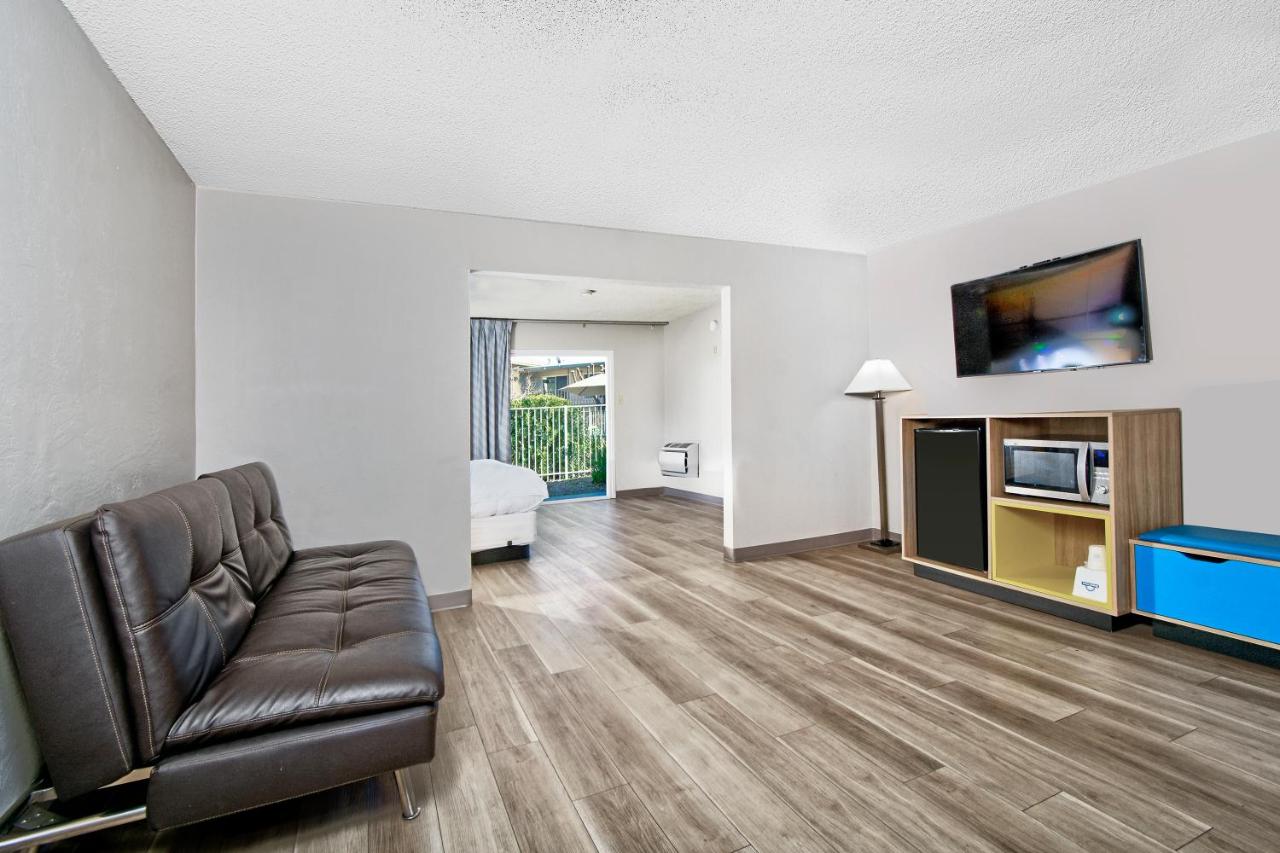 King Studio Suite with Jetted Tub - Non-Smoking at Days Inn by Wyndham Novato/San Francisco