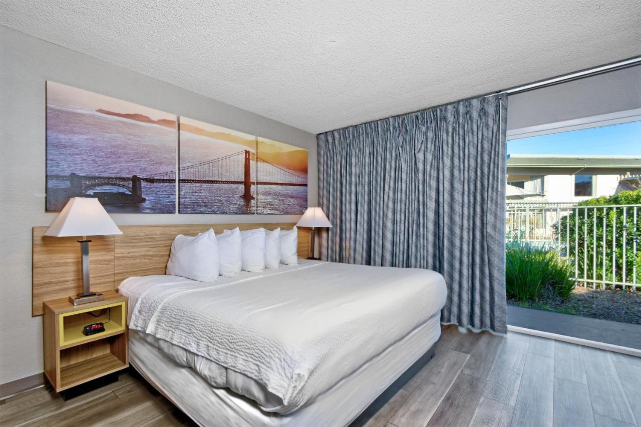 King Studio Suite with Jetted Tub - Non-Smoking at Days Inn by Wyndham Novato/San Francisco