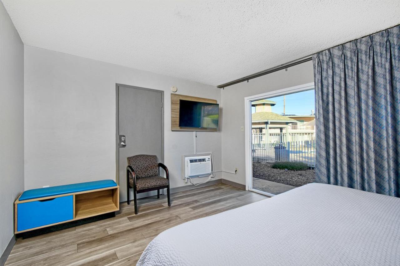 Business King Suite with Roll-In Shower - Mobility Accessible/Non-Smoking at Days Inn by Wyndham Novato/San Francisco