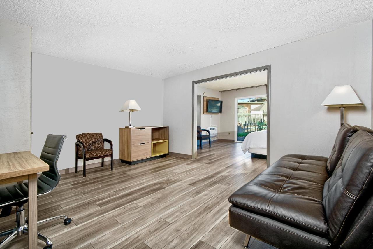Business King Suite with Roll-In Shower - Mobility Accessible/Non-Smoking at Days Inn by Wyndham Novato/San Francisco