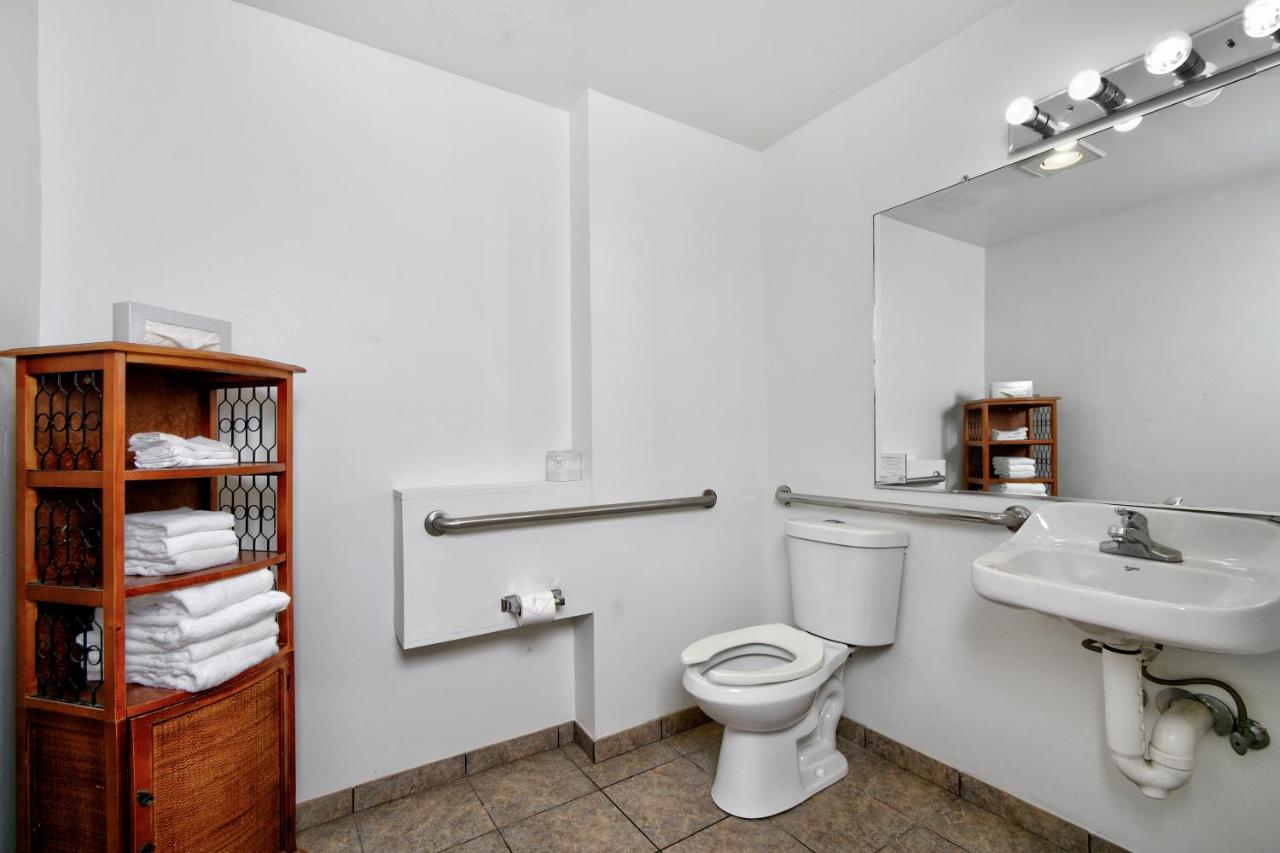 One-Bedroom Deluxe King Suite - Mobility Accessible with Bathtub at Days Inn by Wyndham Novato/San Francisco