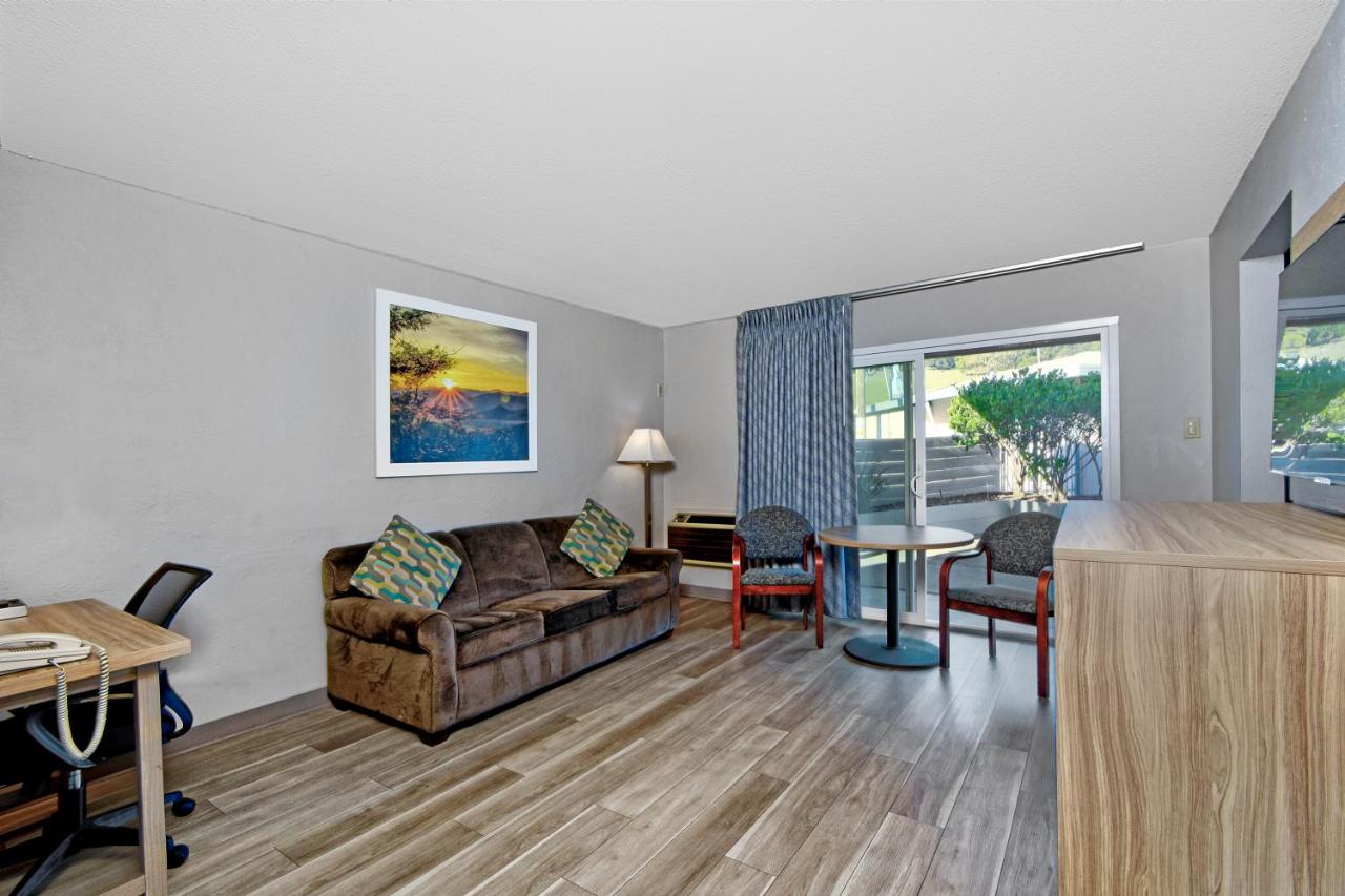 One-Bedroom Deluxe King Suite - Mobility Accessible with Bathtub at Days Inn by Wyndham Novato/San Francisco