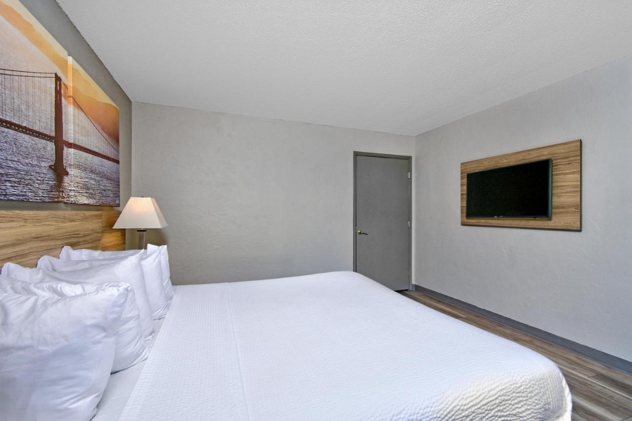 One-Bedroom Deluxe King Suite - Mobility Accessible with Bathtub at Days Inn by Wyndham Novato/San Francisco