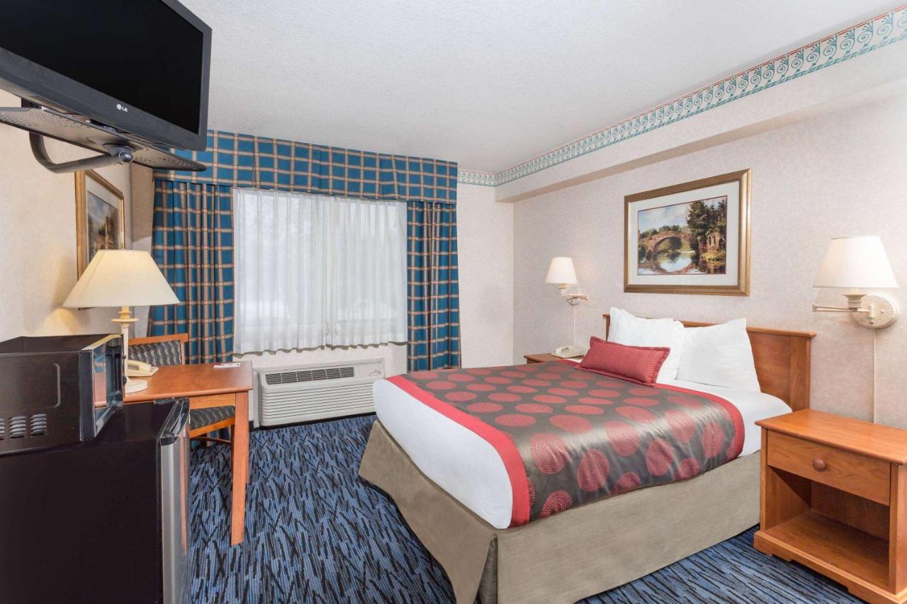 Double Room - Smoking at Ramada by Wyndham Kent Seattle Area
