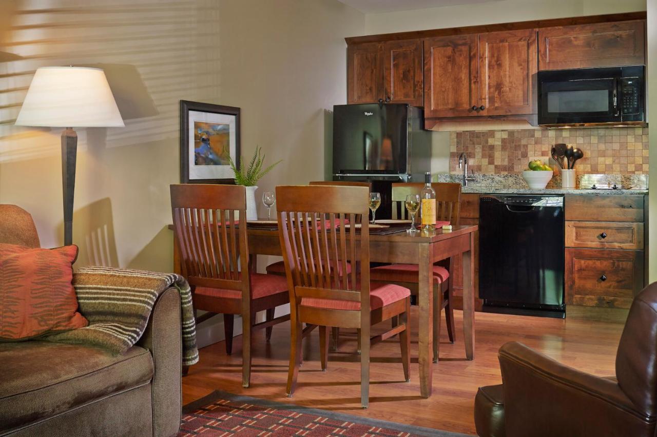 | Green Mountain Suites Hotel
