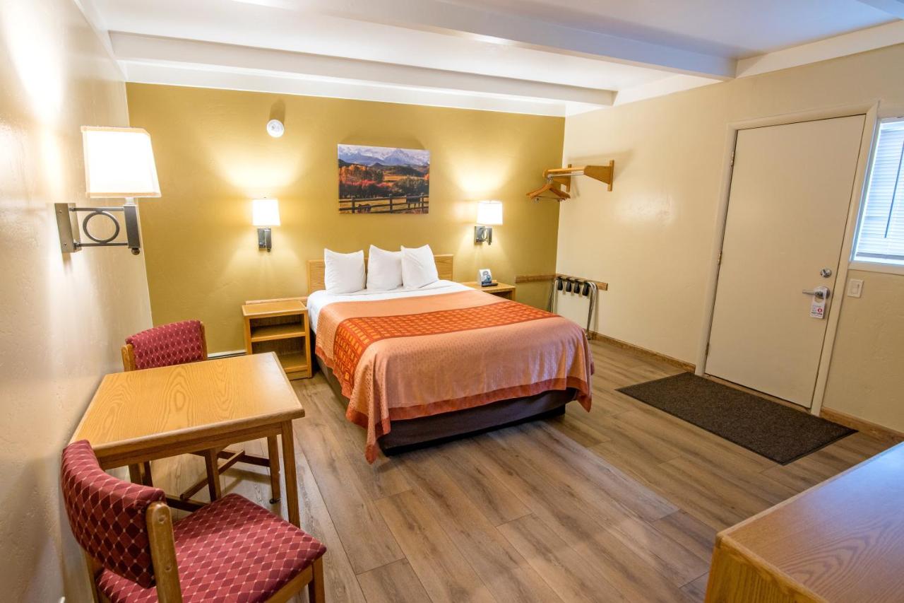 | Glenwood Springs Cedar Lodge